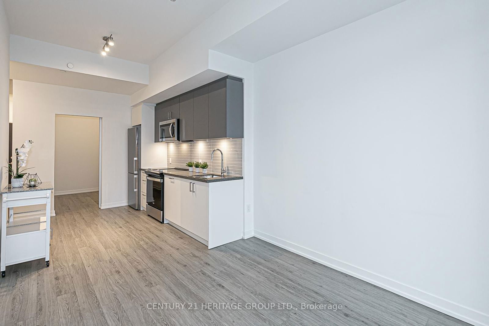 8868 Yonge St, unit 712E for rent