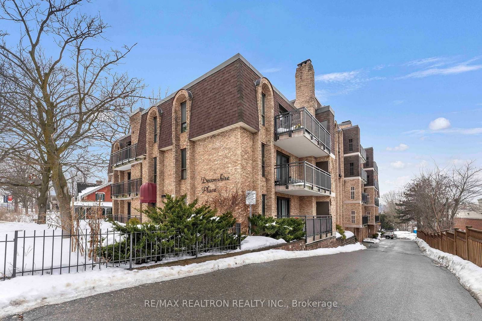 Devonshire Place Condos, Aurora, Toronto