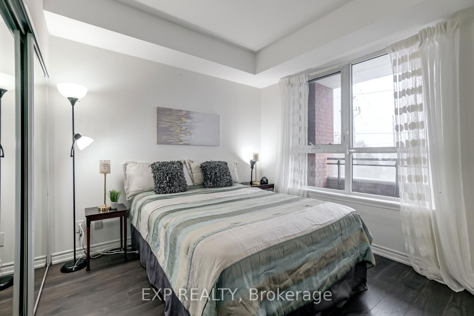 11611 yonge St, unit 317 for sale