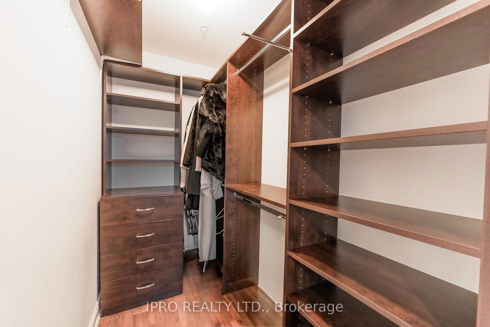 9088 Yonge St, unit 205 for sale