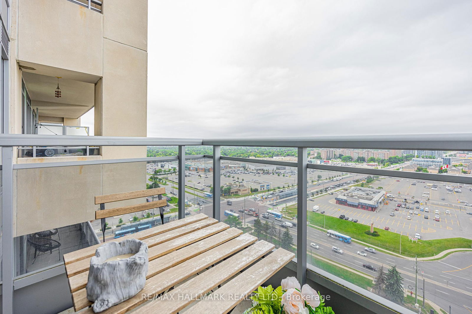 9205 Yonge St, unit 1702 for rent