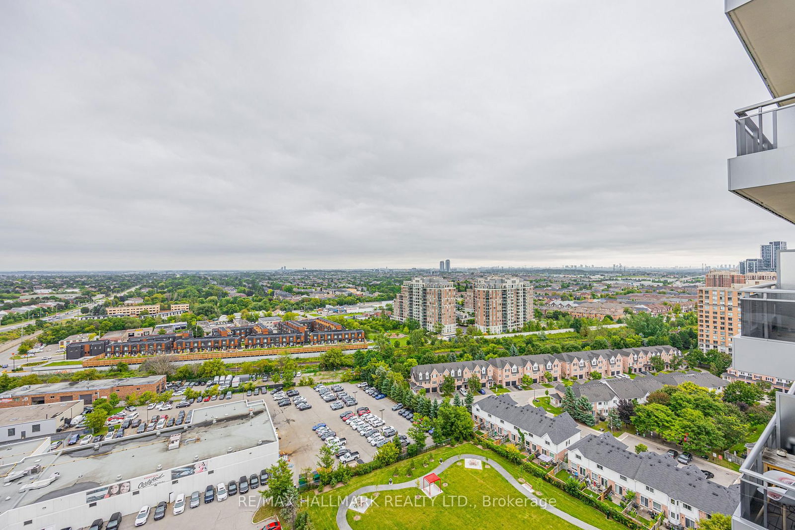 9205 Yonge St, unit 1702 for rent