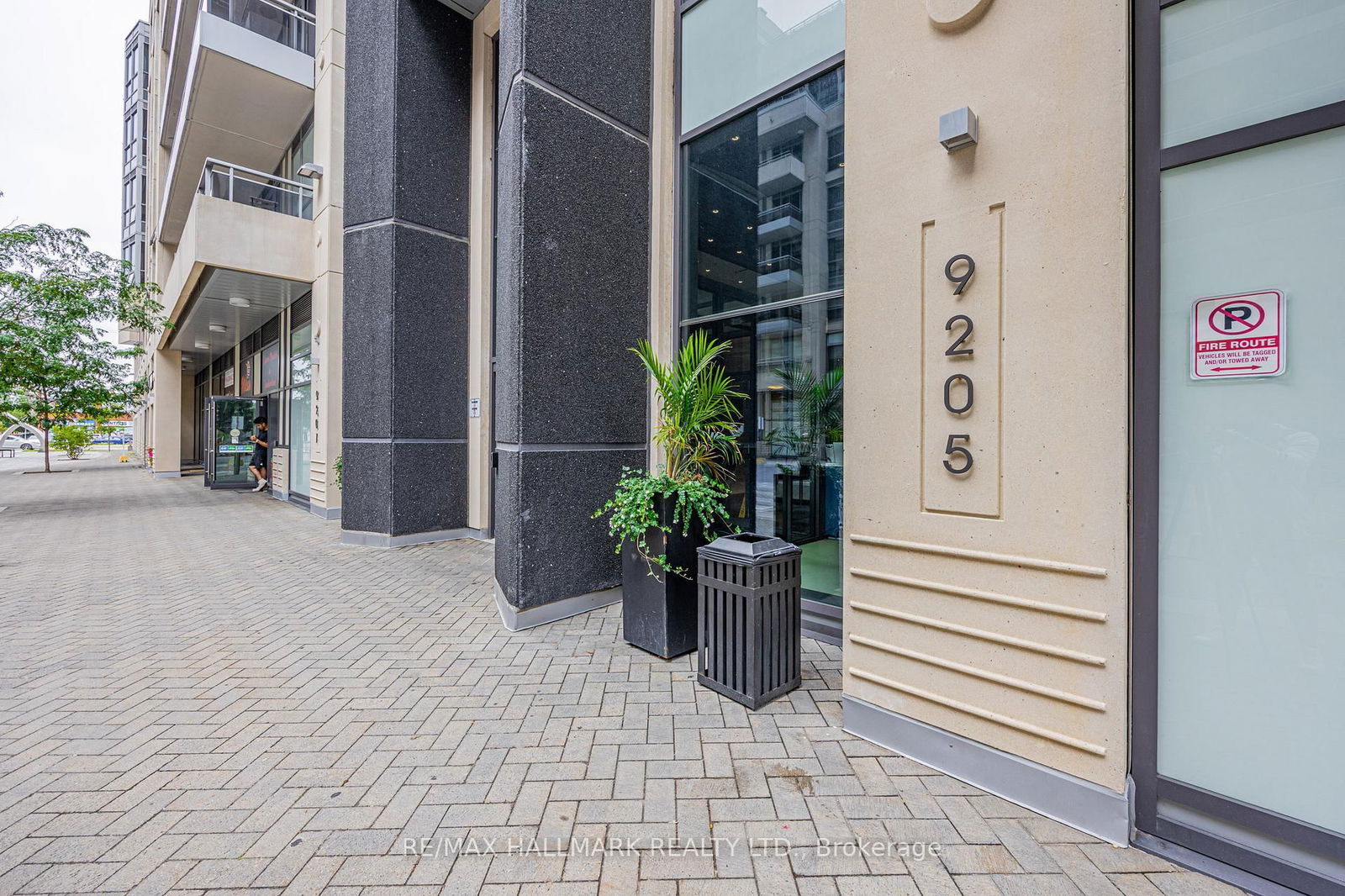 9205 Yonge St, unit 1702 for rent