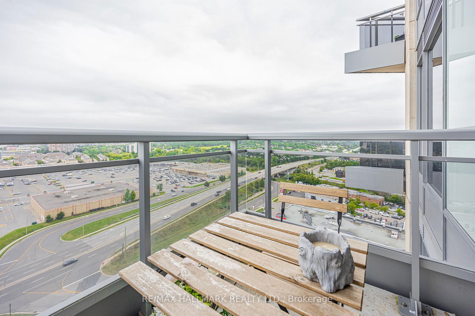 9205 Yonge St, unit 1702 for rent