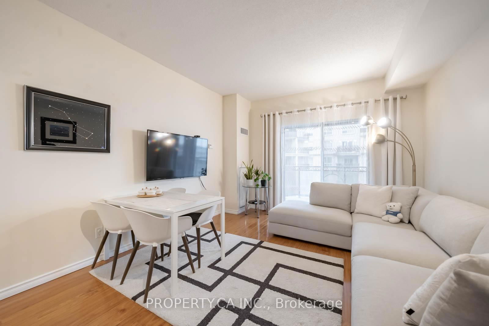 8 Maison Parc Crt, unit 606 for sale