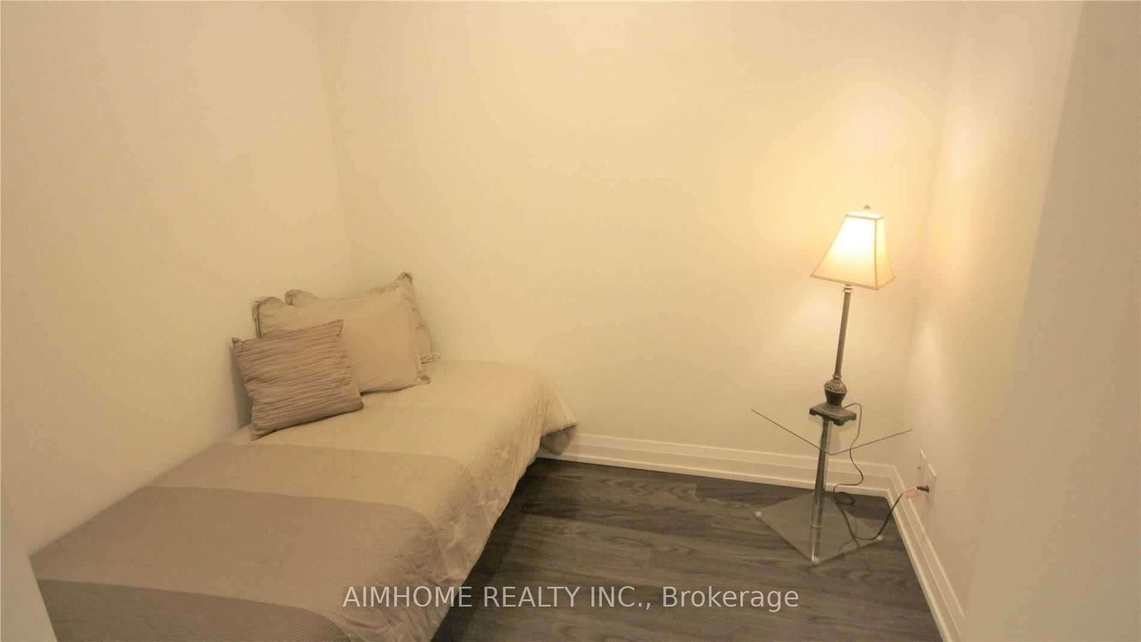 7165 Yonge St, unit 319 for rent