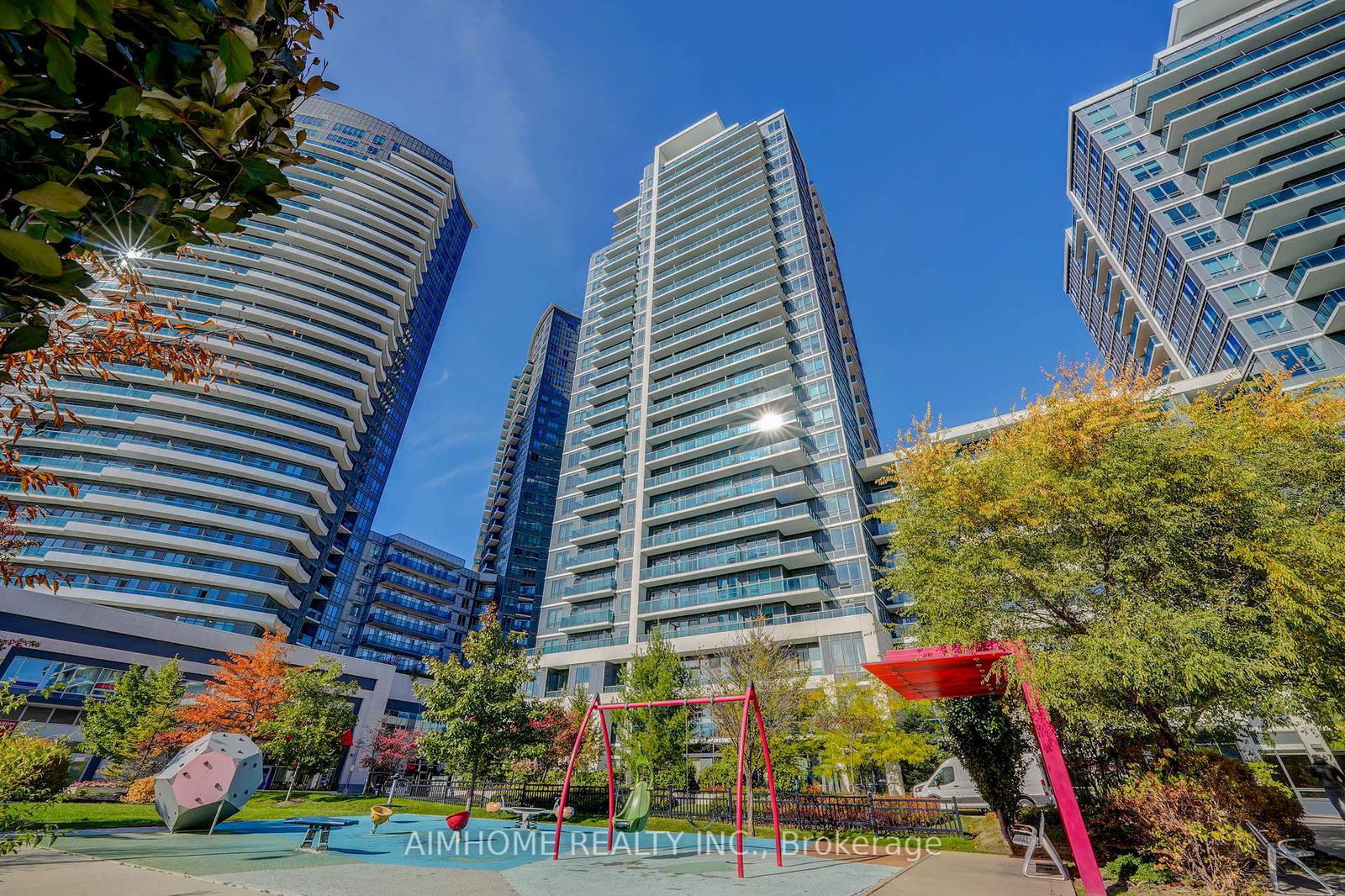 7165 Yonge St, unit 319 for rent