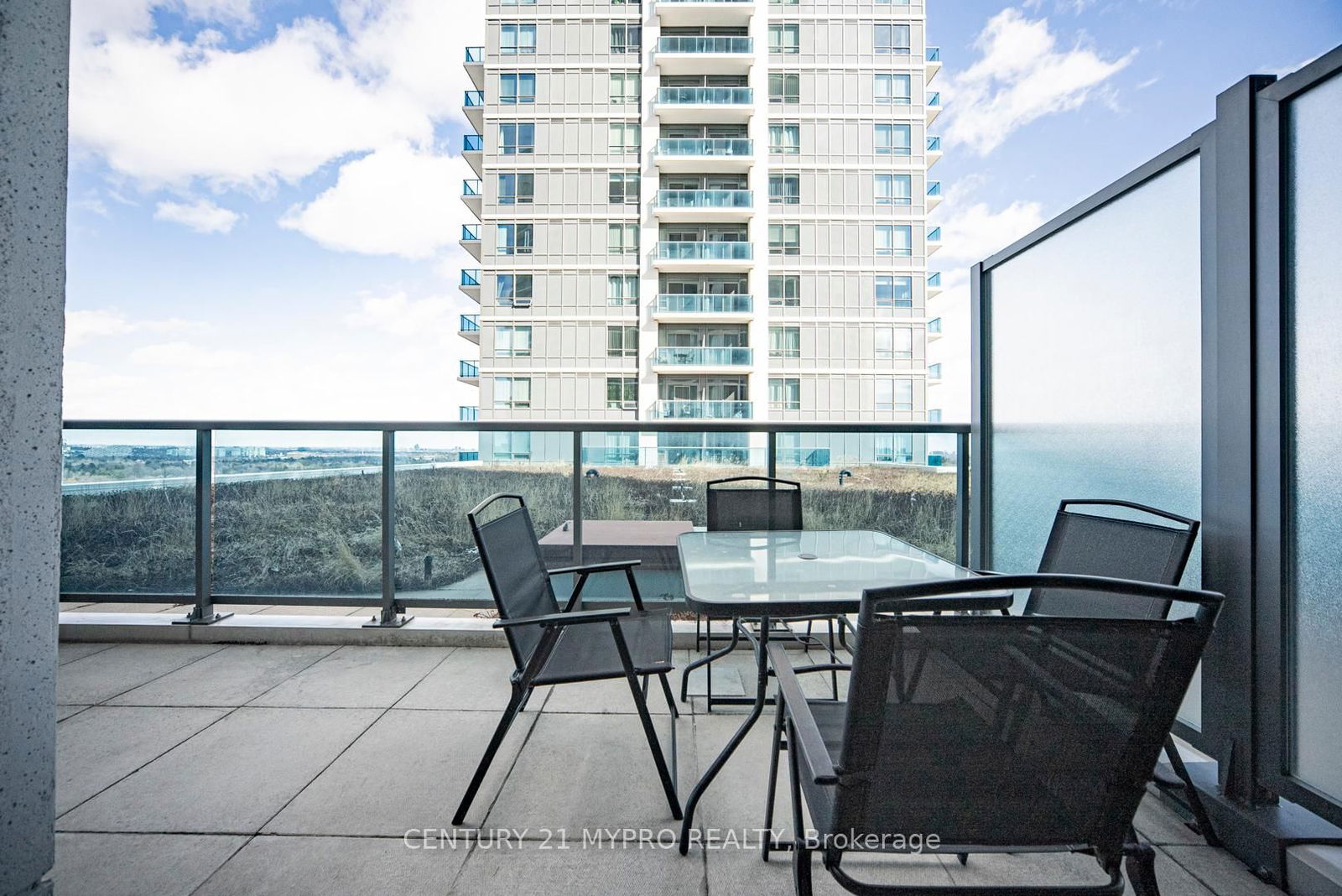 7165 Yonge St, unit 903 for sale