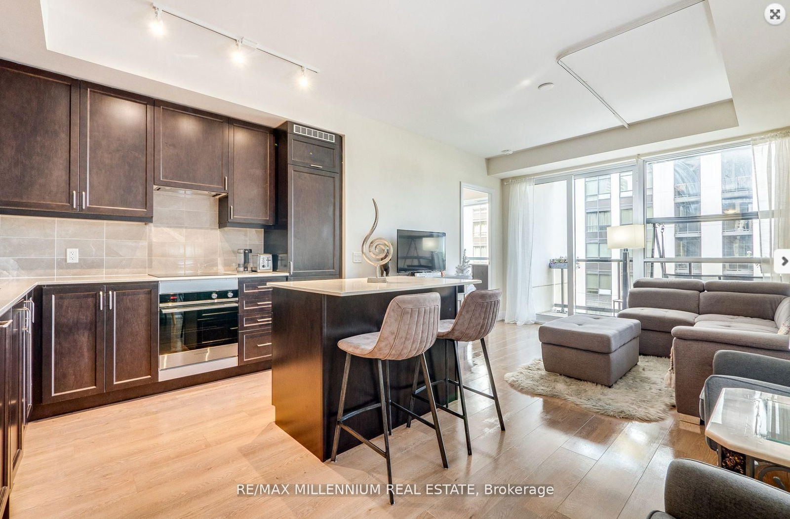 9075 Jane St, unit 421 for sale