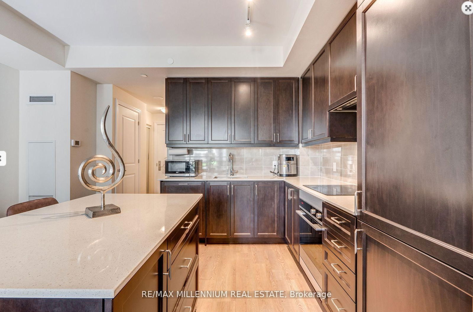 9075 Jane St, unit 421 for sale