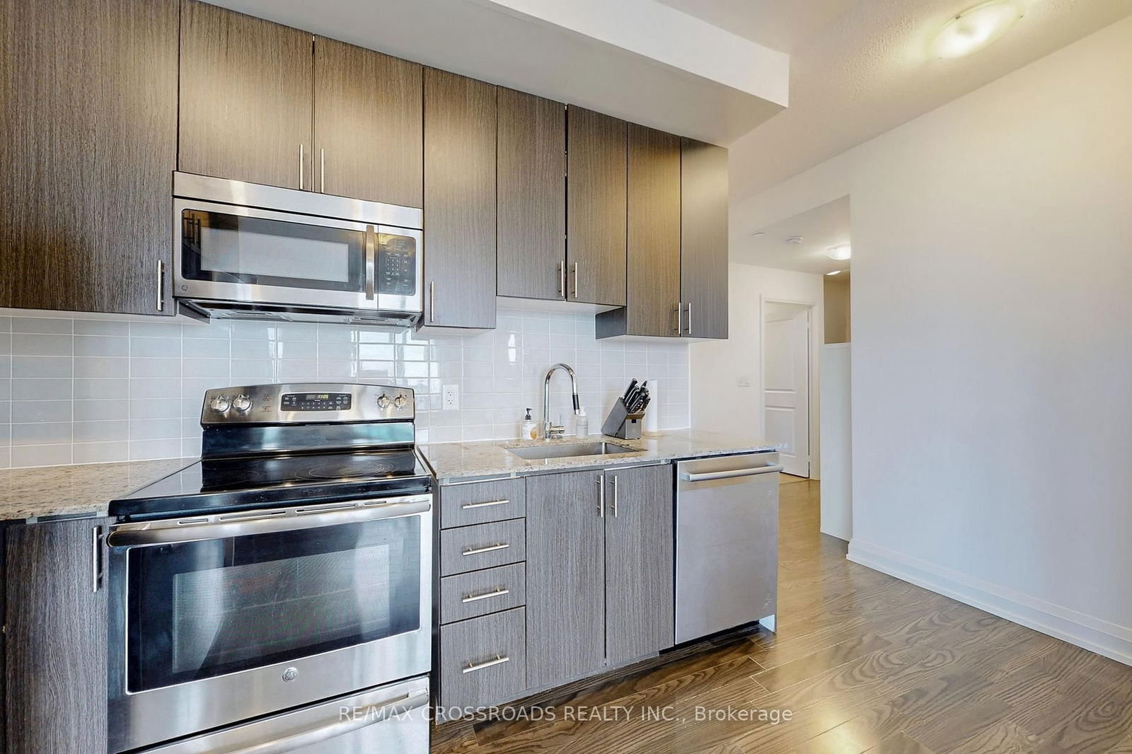 7171 Yonge St, unit 2408 for sale