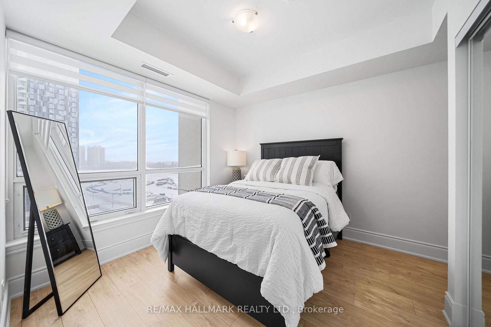 9075 Jane St, unit 902 for sale