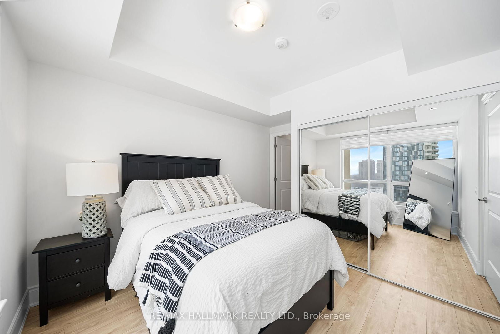 9075 Jane St, unit 902 for sale