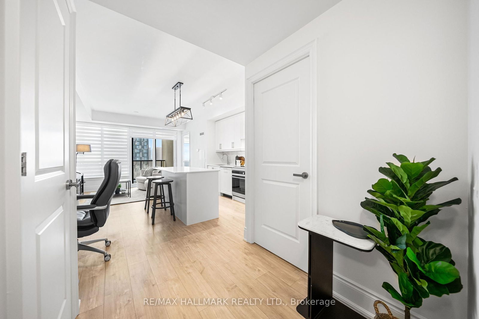 9075 Jane St, unit 902 for sale