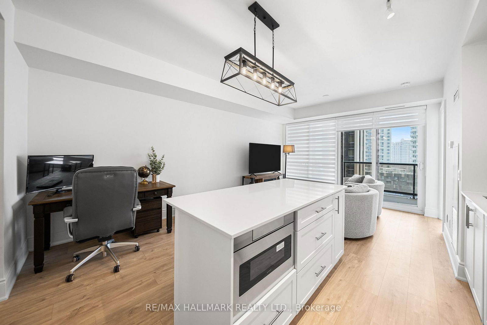 9075 Jane St, unit 902 for sale