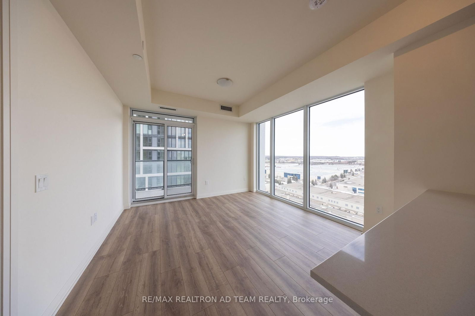 8960 Jane St, unit 1220 for rent