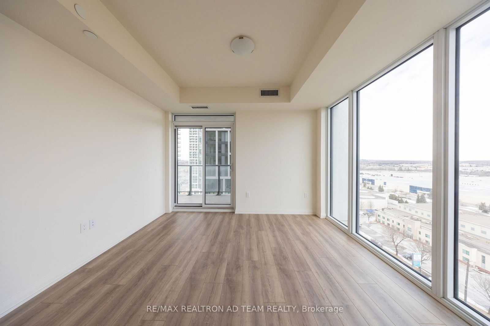 8960 Jane St, unit 1220 for rent