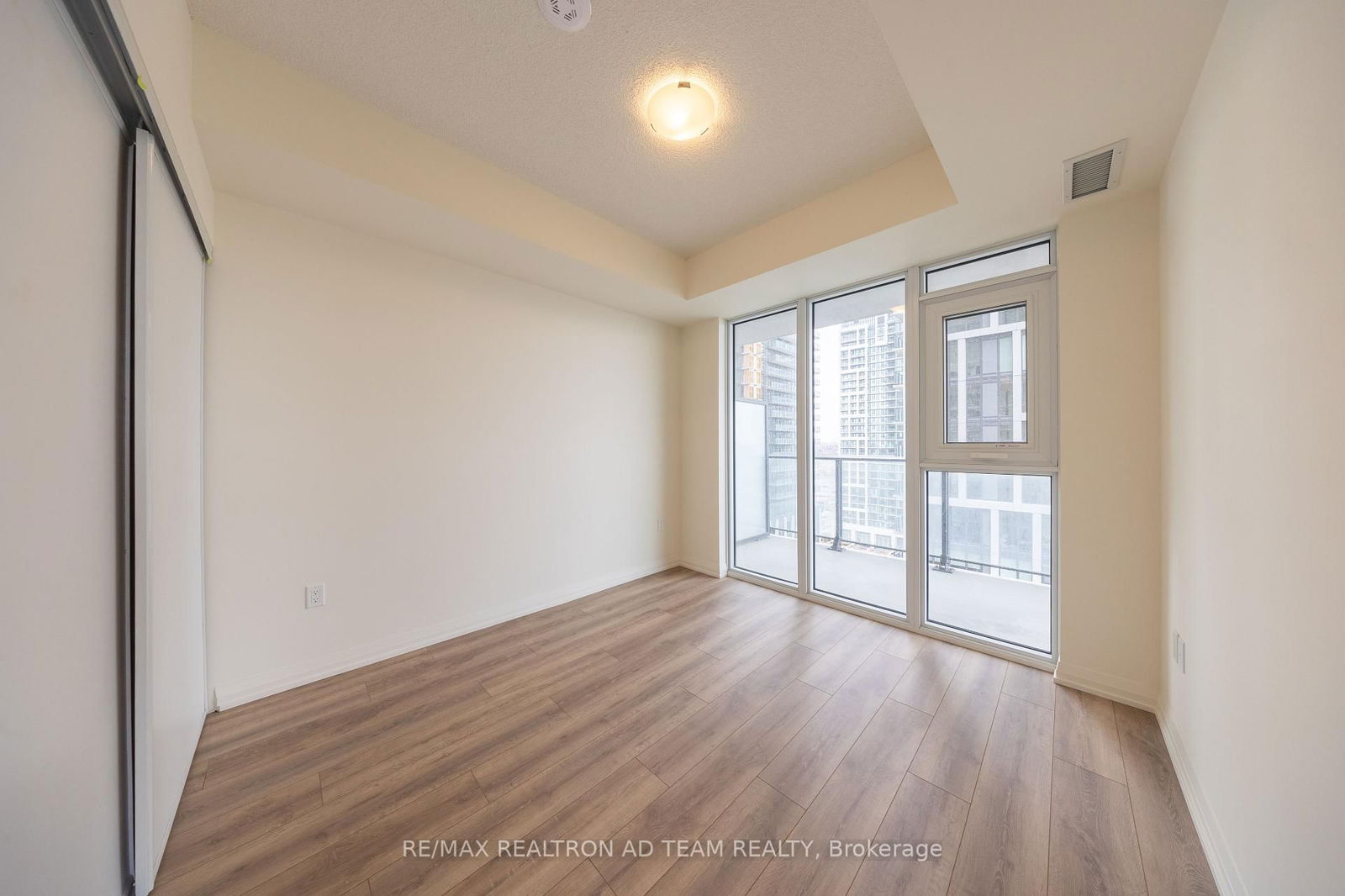 8960 Jane St, unit 1220 for rent