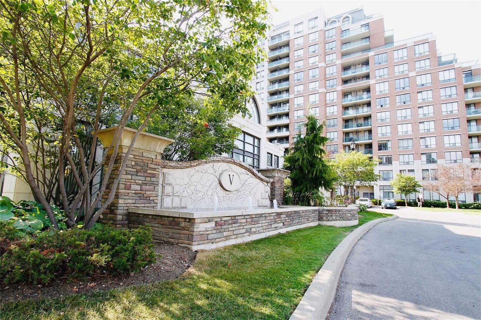 330 Red Maple Rd, unit 202 for sale - image #2