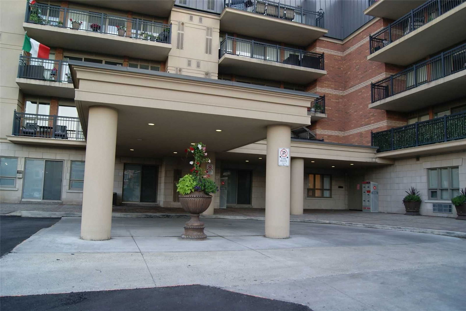 8026 Kipling Ave, unit 413 for sale