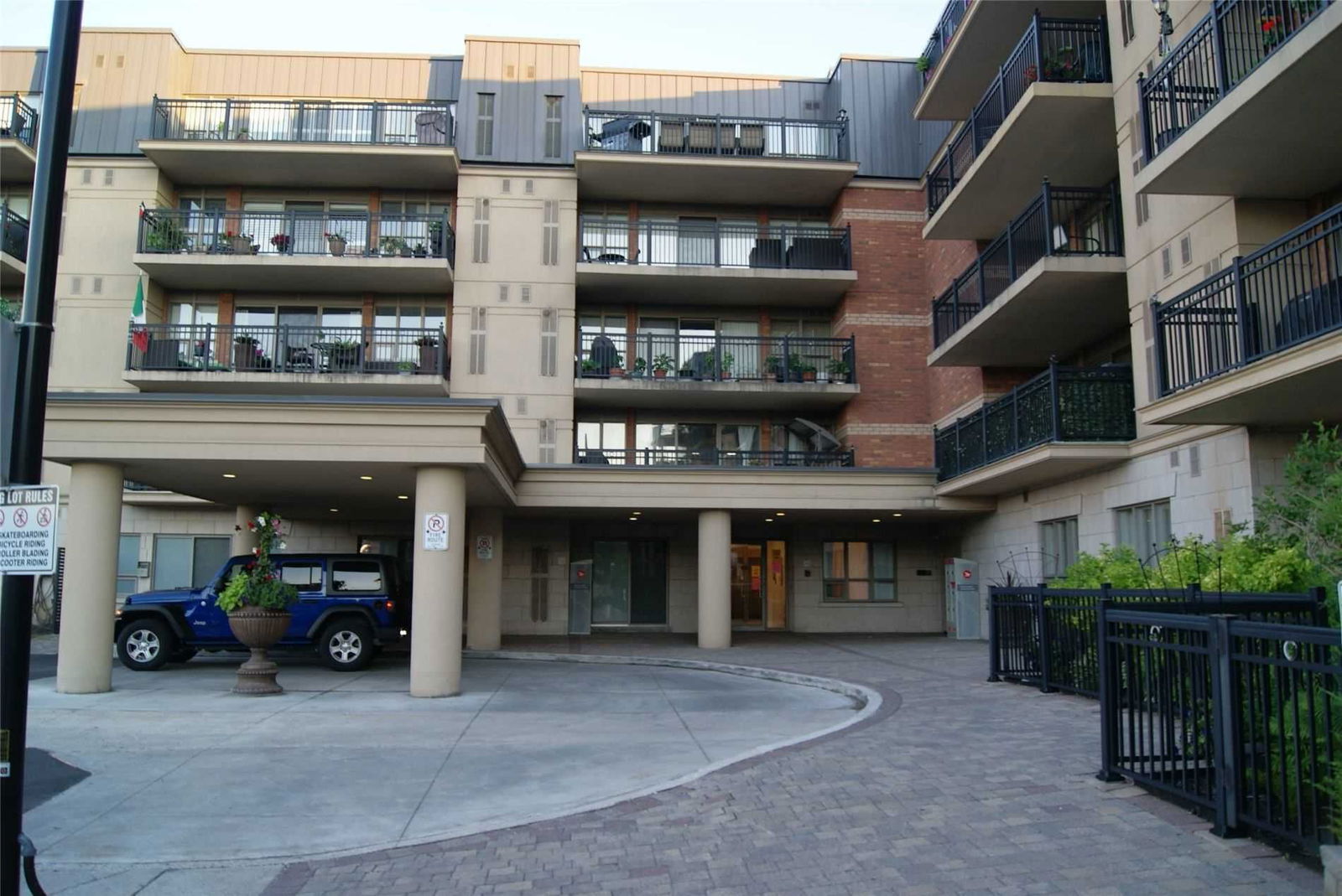 8026 Kipling Ave, unit 413 for sale