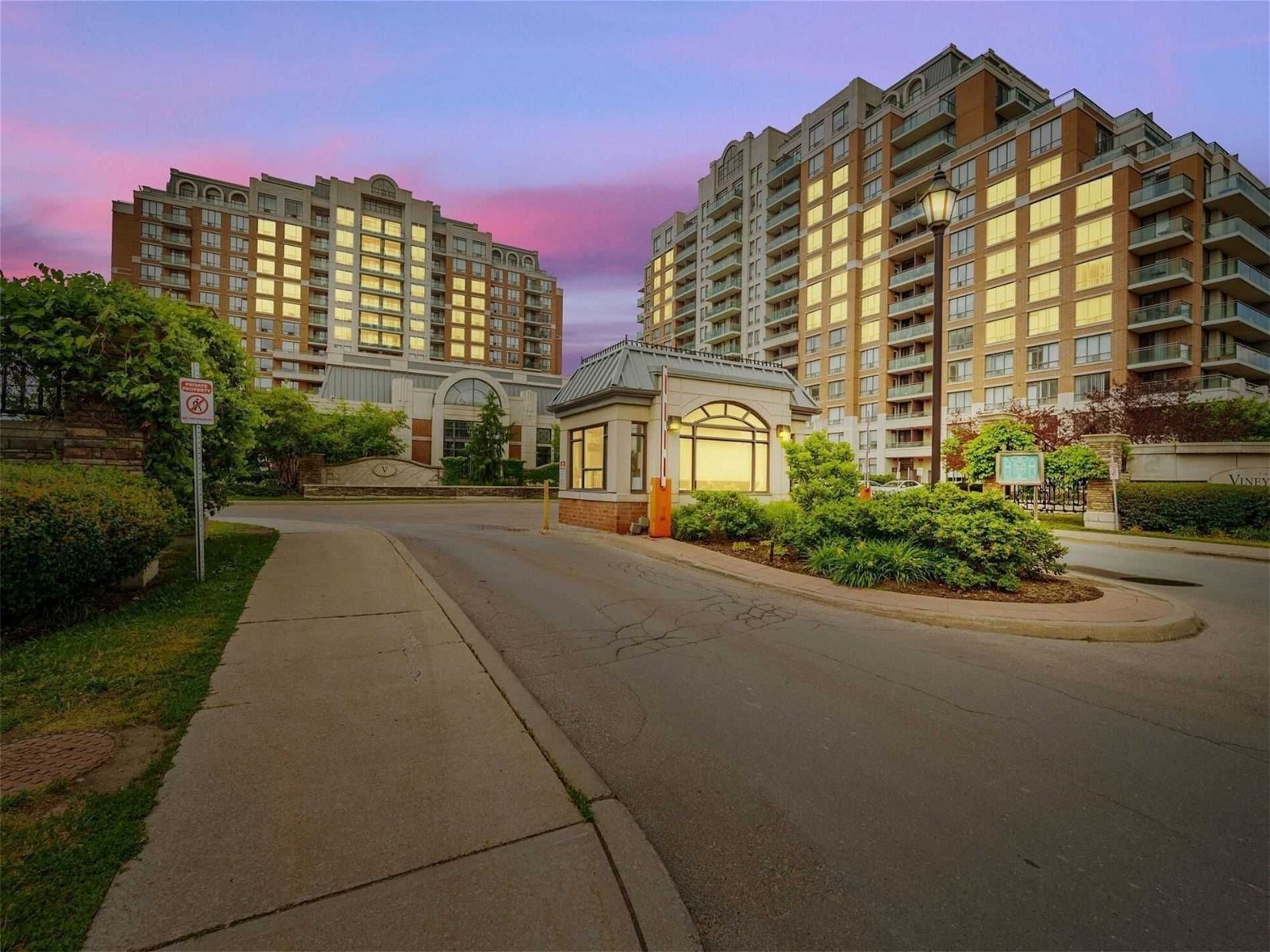 330 Red Maple Rd, unit 211 for sale - image #1