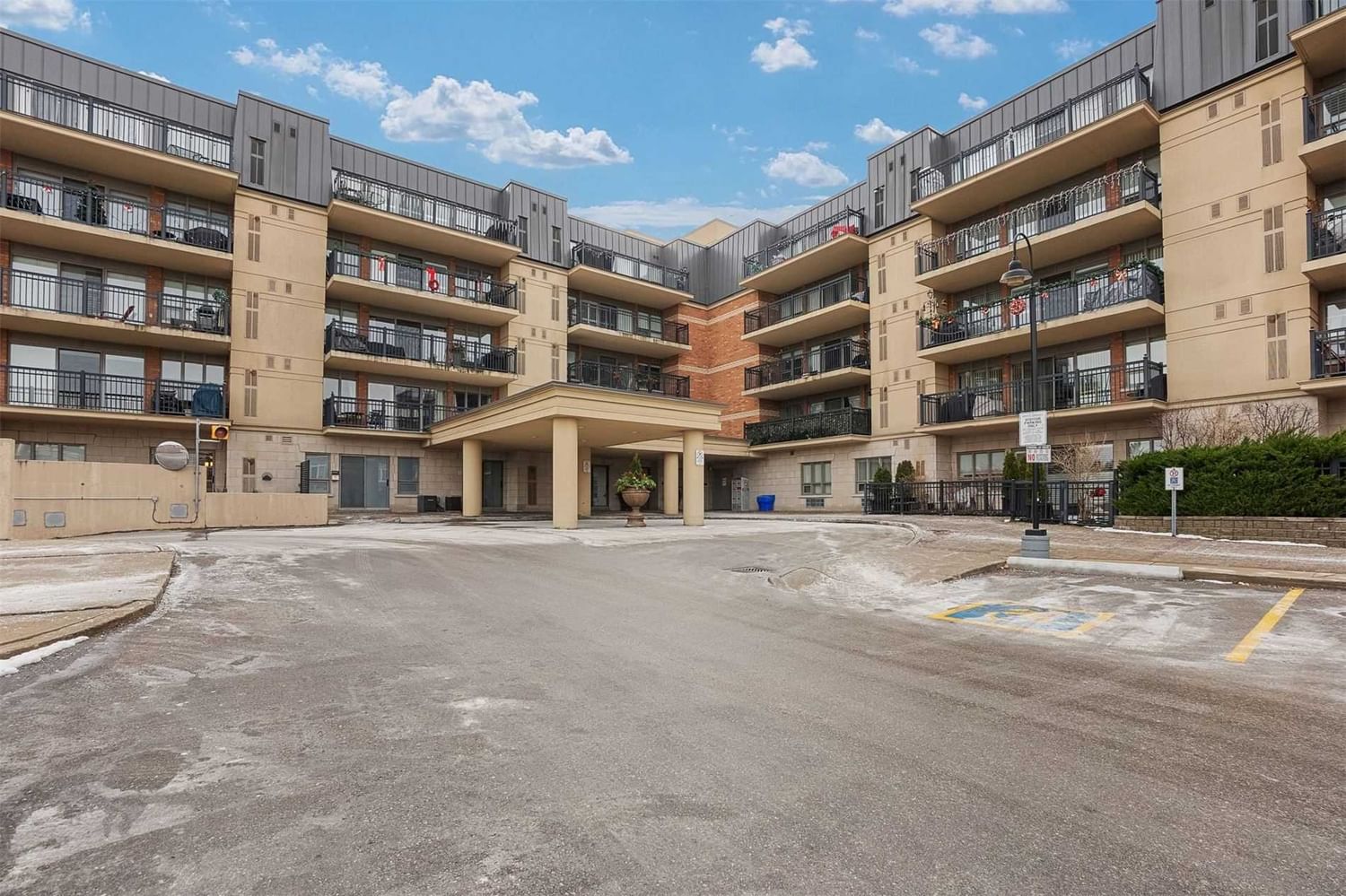 8026 Kipling Ave, unit 115 for sale in Woodbridge - image #2