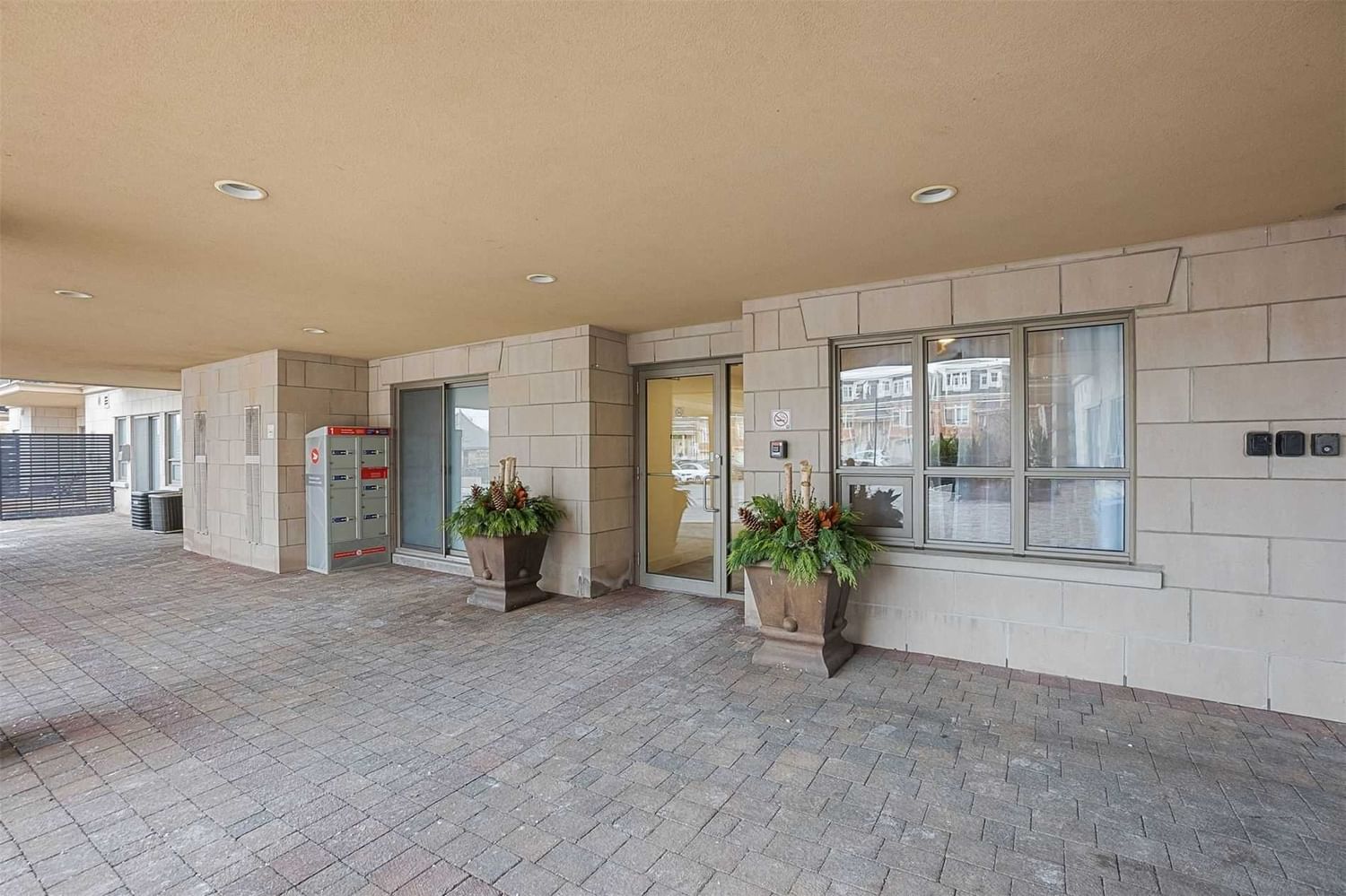 8026 Kipling Ave, unit 115 for sale in Woodbridge - image #3