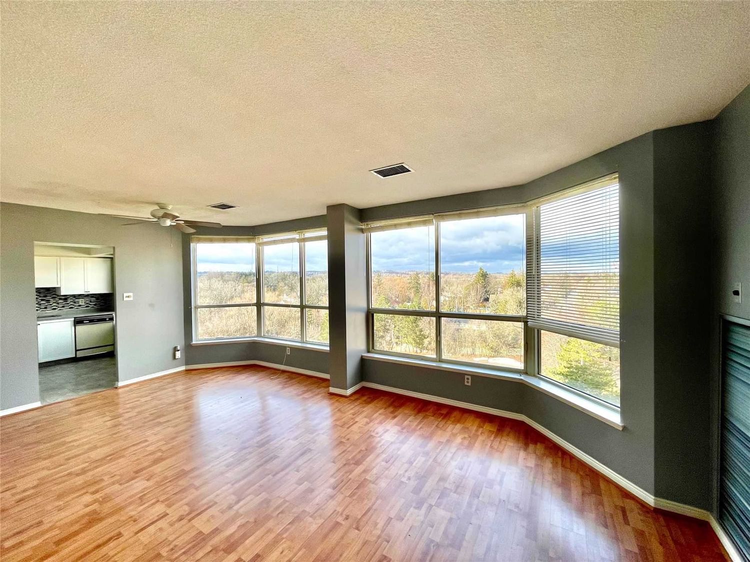 14924 Yonge St, unit 705 for sale in Aurora Highlands - image #3
