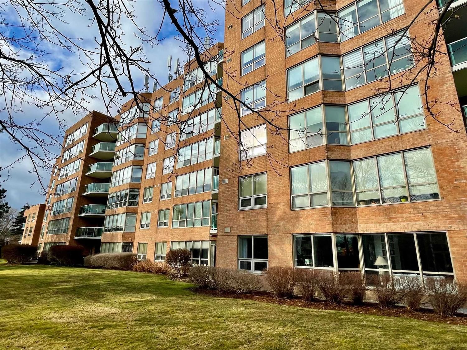 14924 Yonge St, unit 705 for sale in Aurora Highlands - image #4
