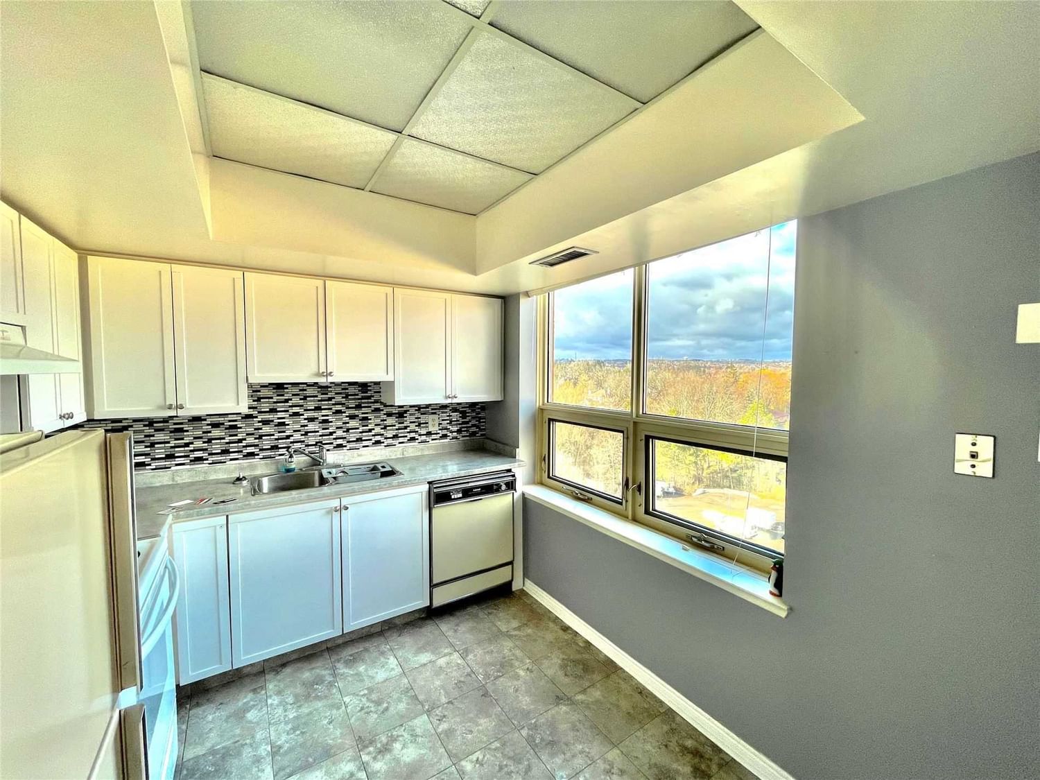 14924 Yonge St, unit 705 for sale in Aurora Highlands - image #5