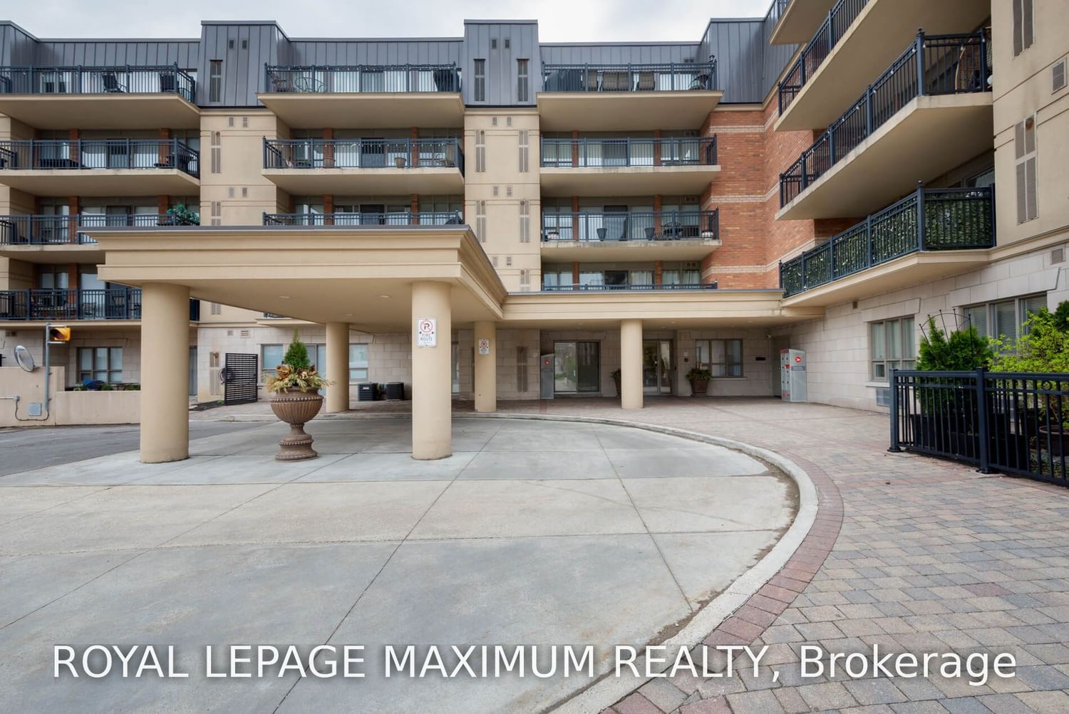 8026 Kipling Ave, unit 211 for sale in Woodbridge - image #2