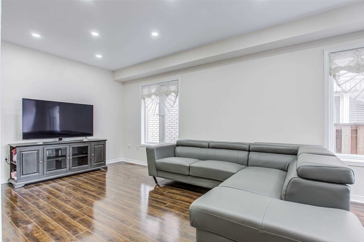 138 Tara Cres 3 Beds + 2 4 Baths