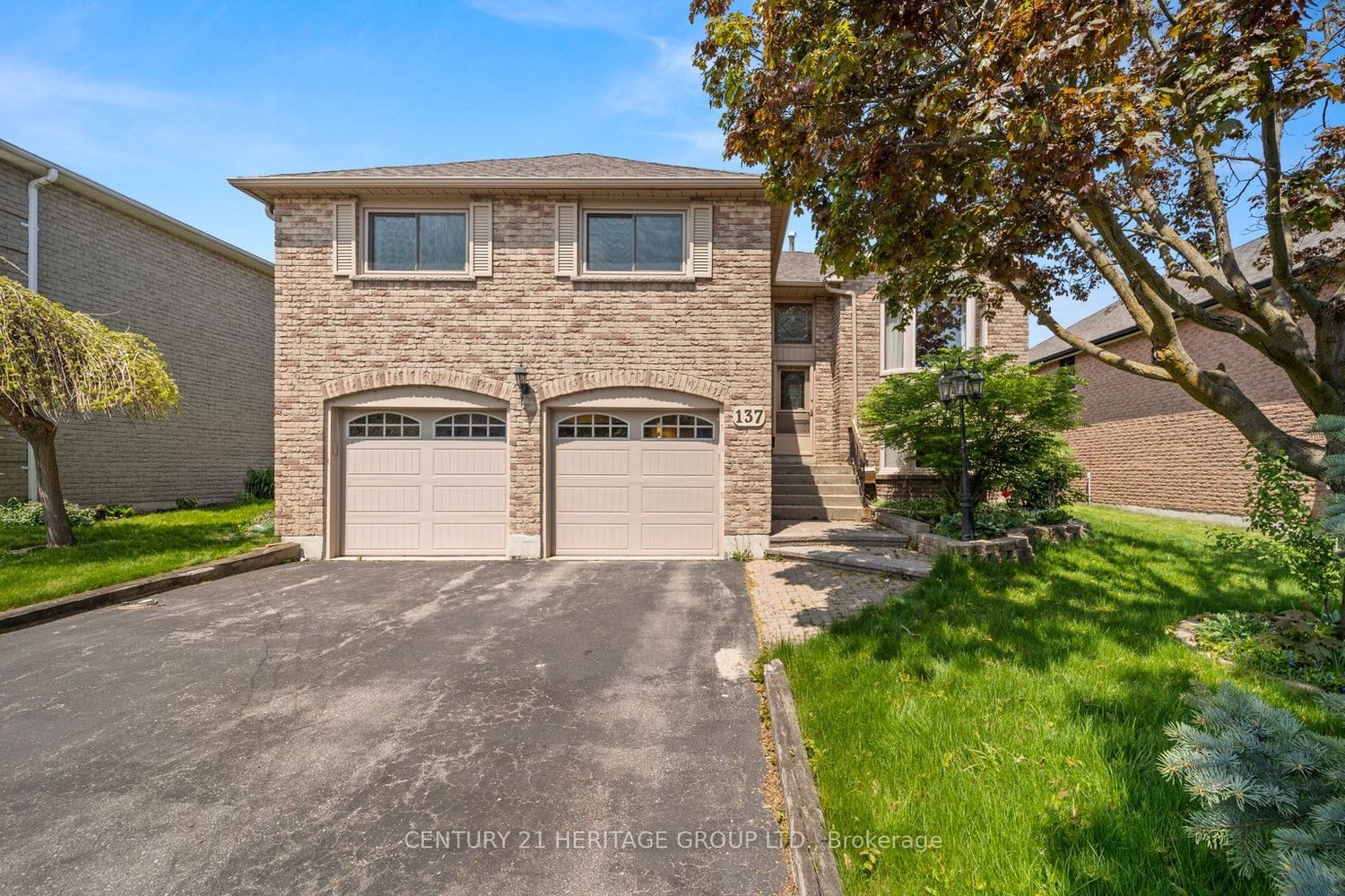 137 Grant Blight Cres for sale in North Newmarket - image #1