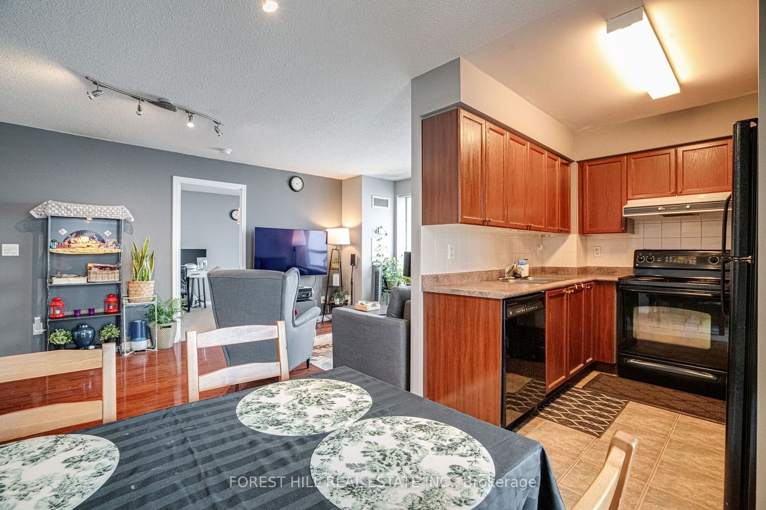 11 Oneida Cres, unit 1010 for sale - image #8