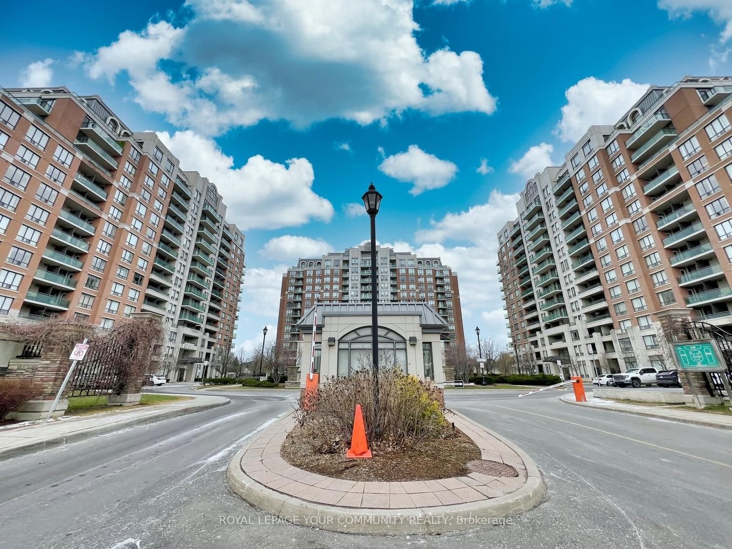 330 Red Maple Rd, unit 203 for sale - image #2