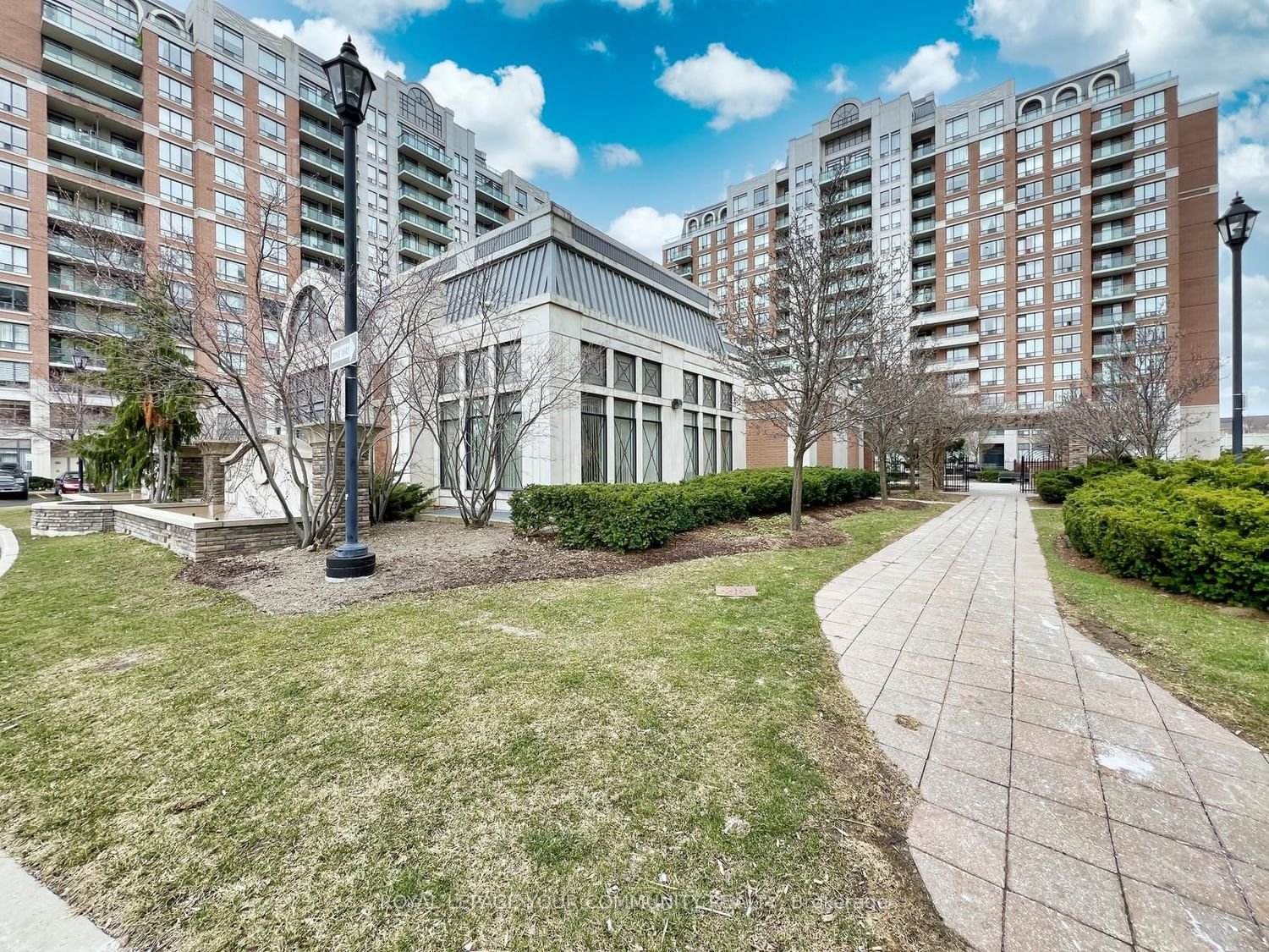 330 Red Maple Rd, unit 203 for sale - image #3
