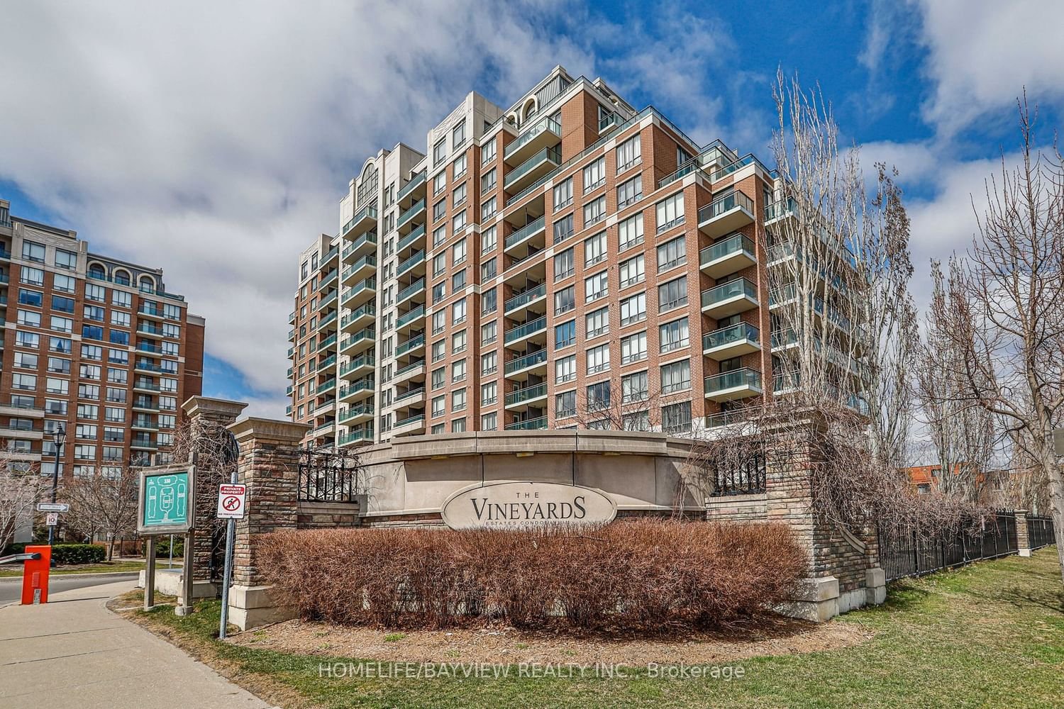 330 Red Maple Rd, unit 212 for sale - image #2