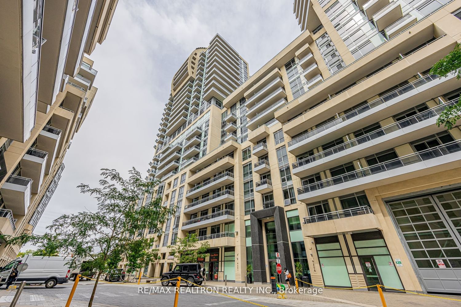 9205 Yonge St, unit 1702 for rent - image #1