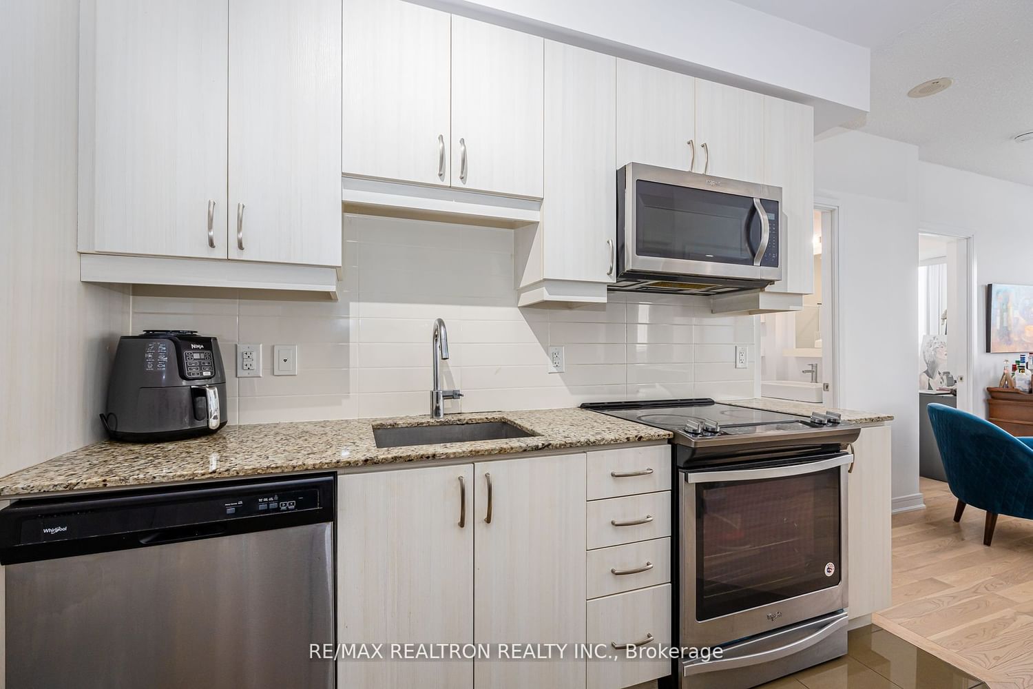 9205 Yonge St, unit 1702 for rent - image #10