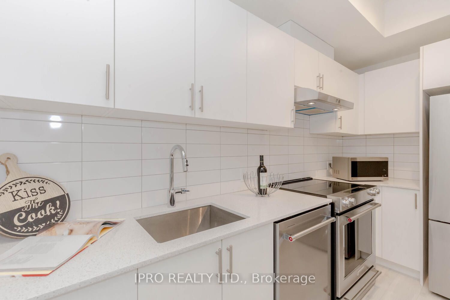 9000 Jane St, unit 606 for sale