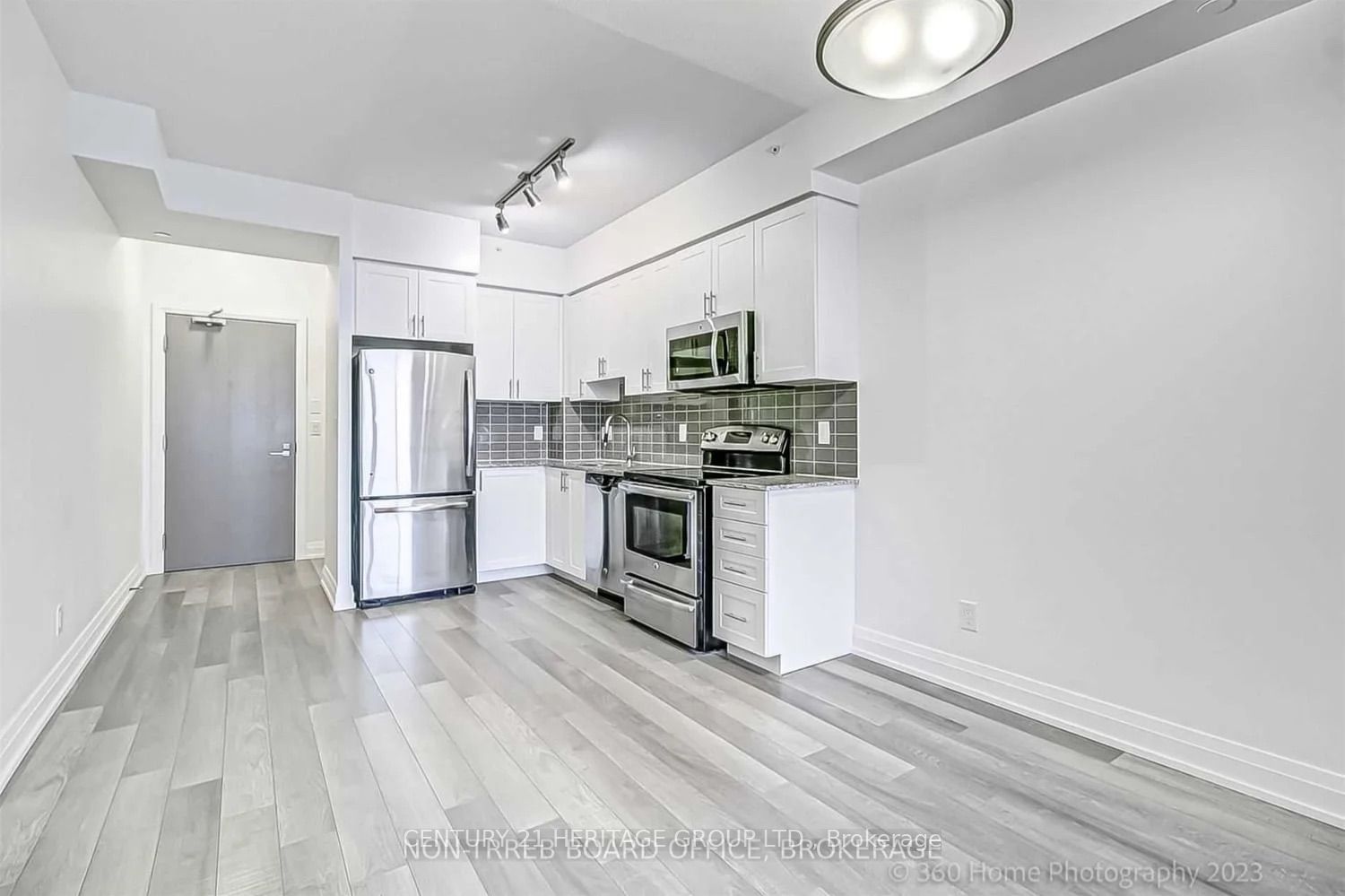 7165 Yonge St, unit 1711 for sale - image #3