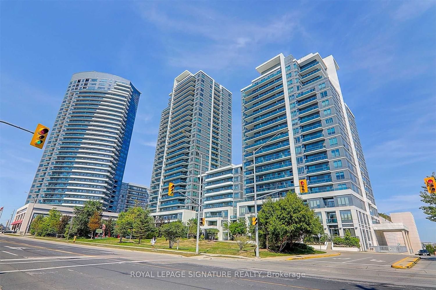 7165 Yonge St, unit 110 for rent