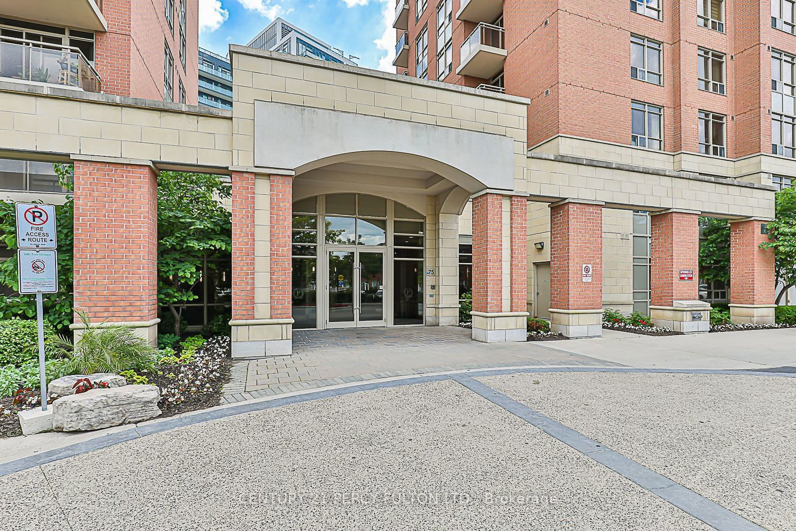 75 King William Cres, unit 409 for sale