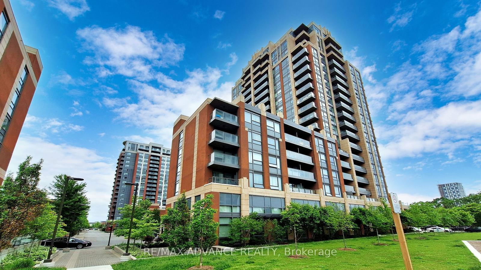 18 Uptown Dr E, unit 210 for sale - image #1