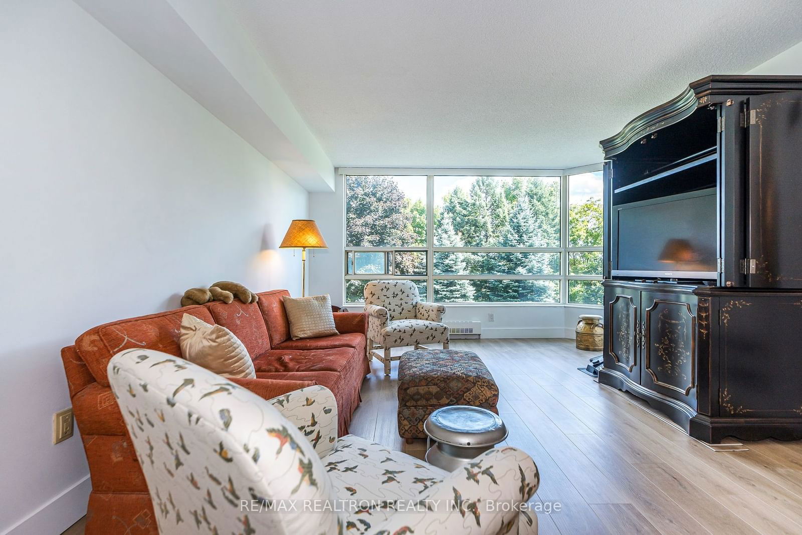 7825 Bayview Ave, unit 210 for sale - image #1