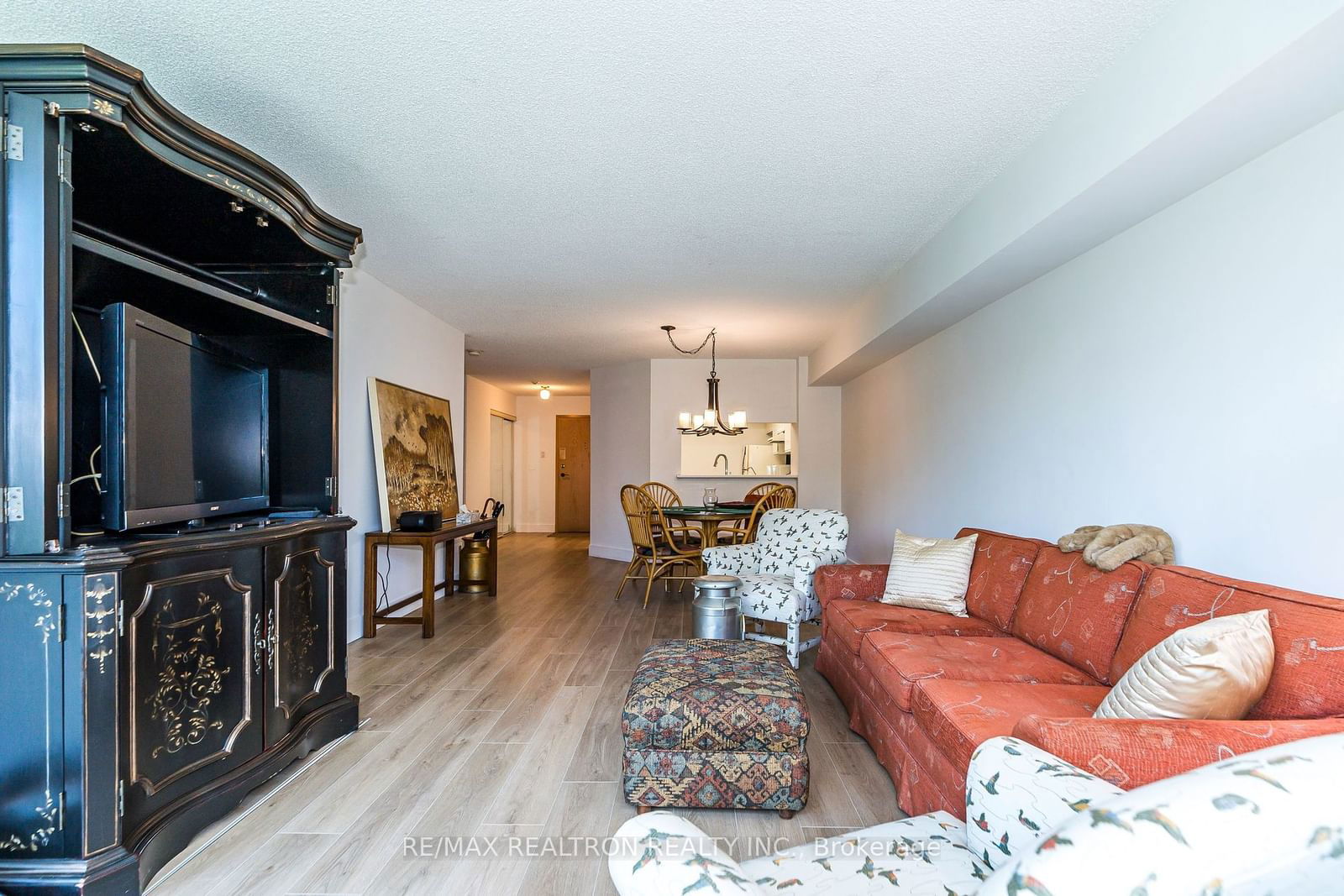 7825 Bayview Ave, unit 210 for sale - image #2