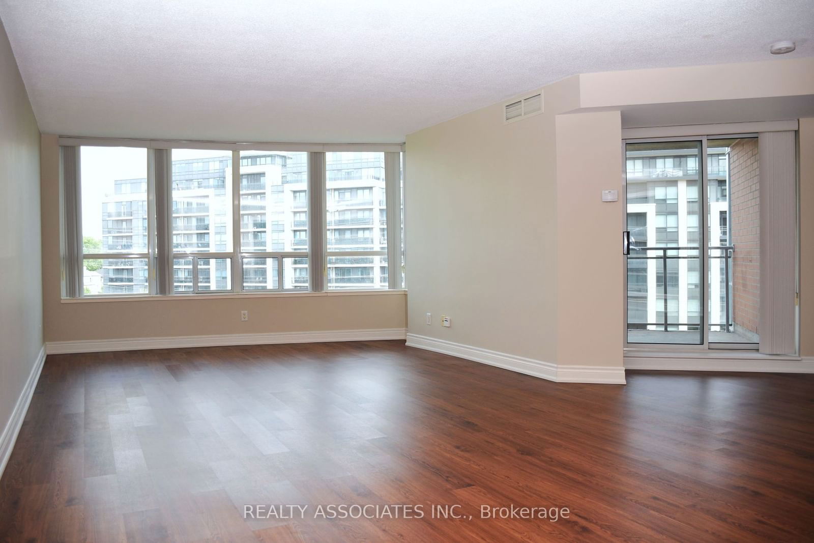 48 Suncrest Blvd, unit 811 for sale - image #10