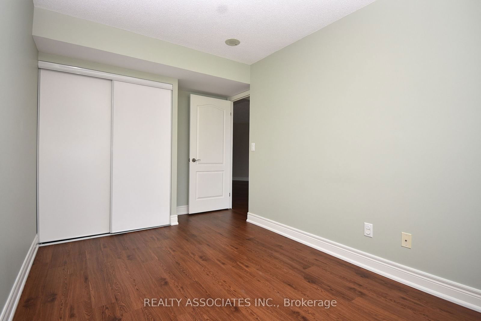 48 Suncrest Blvd, unit 811 for sale - image #11