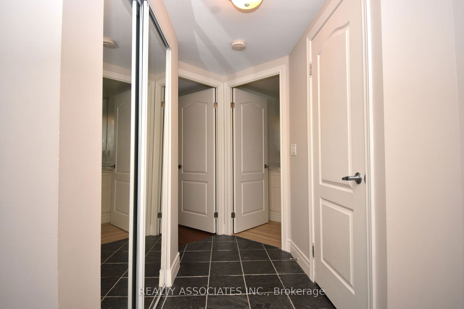 48 Suncrest Blvd, unit 811 for sale - image #15